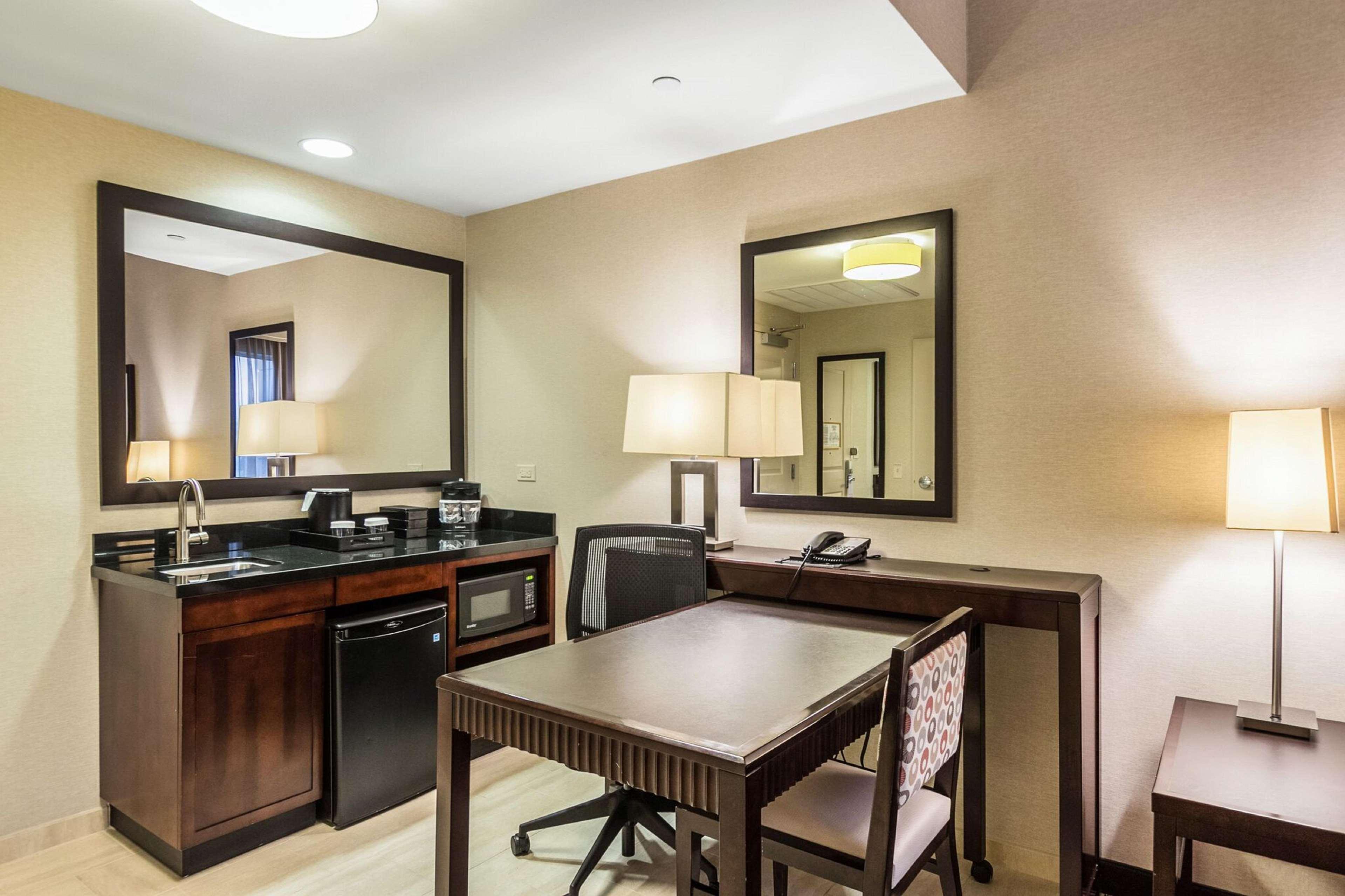 เอมบาสซี สวีท เอลิซาเบธ เนวาร์ค แอร์พอร์ต Hotel ภายนอก รูปภาพ